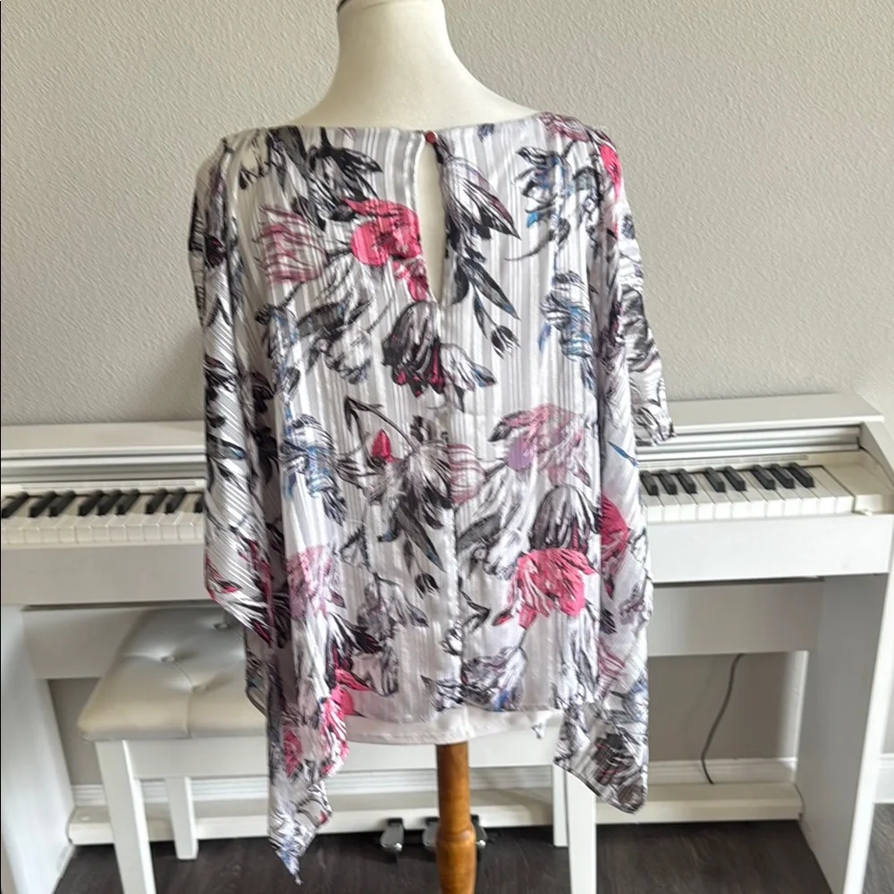 Jennifer Lopez Gray, Pink, and White Blouse sz Large - Picture 3 of 7